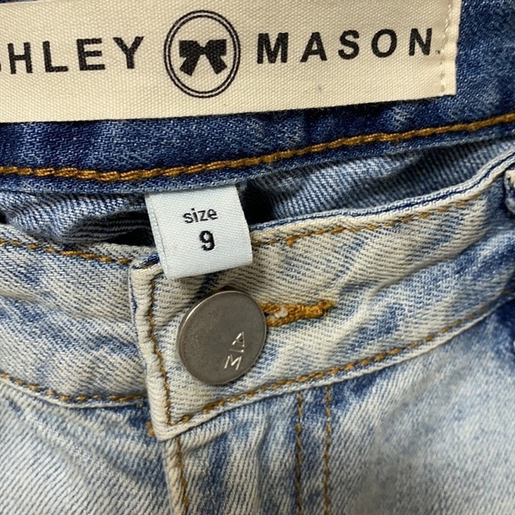 Ashley Mason juniors jeans with blue embroidered design. Size 9 - Picture 2 of 3